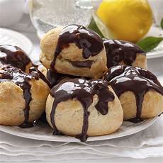 Profiterole Decorative Sauce With Chocolate