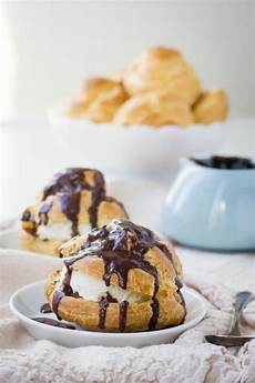 Profiterole Decorative Sauce With Chocolate