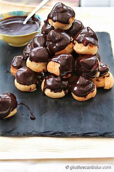 Profiterole Decorative Sauce With Chocolate